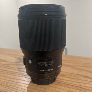 Sigma 85 mm f/1.8 lens for Canon